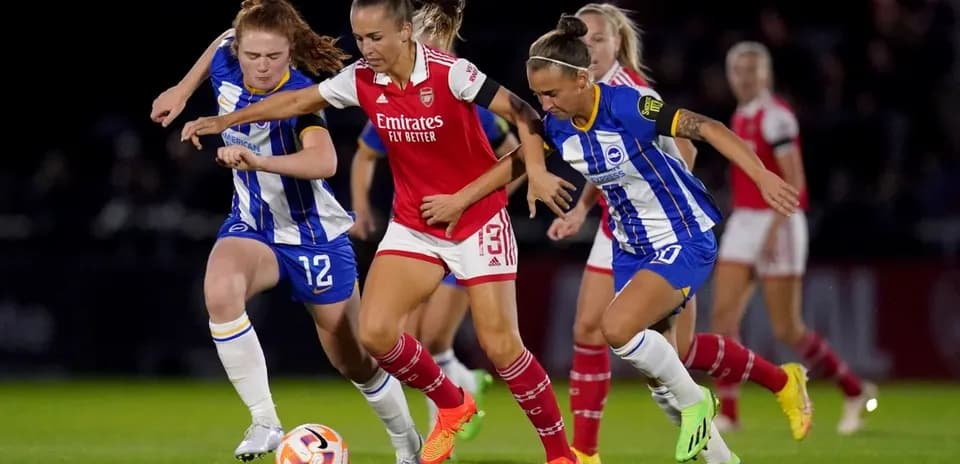 Игроки Арсенала и Брайтона в борьбе за мяч