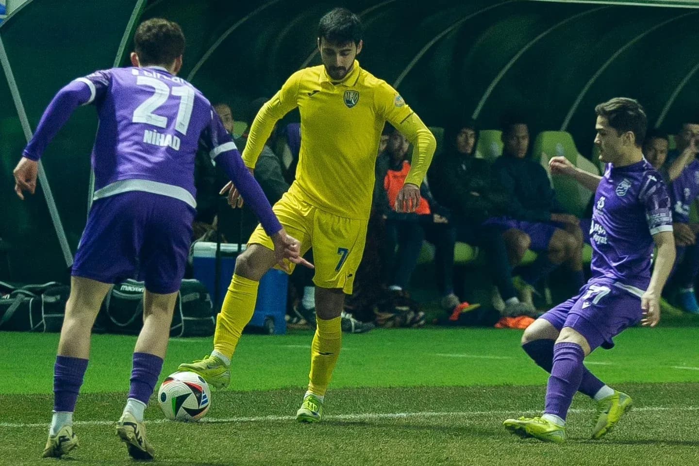 Игроки в борьбе за мяч на поле