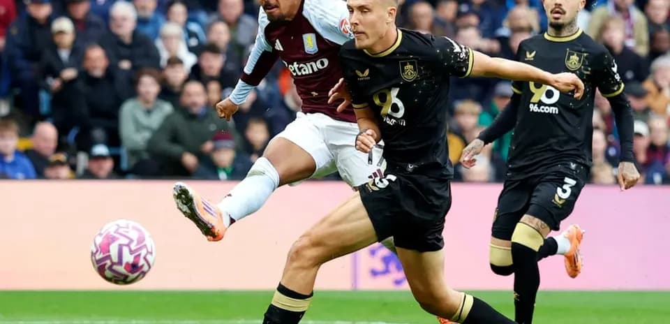 Игроки Aston Villa и Burnley на поле