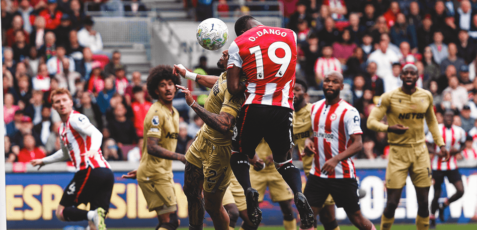Игроки Brentford и Crystal Palace на поле