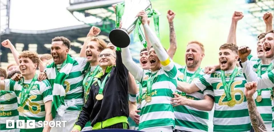 Игроки Celtic празднуют победу с кубком