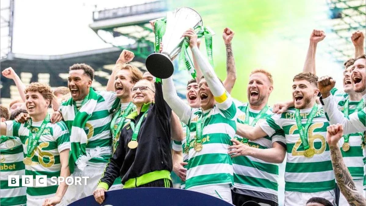 Игроки Celtic празднуют победу с кубком