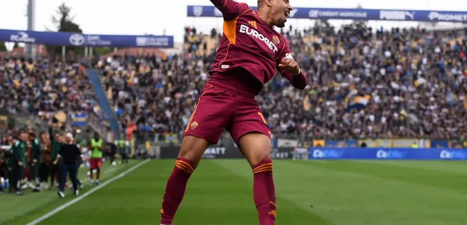 Игрок AS Roma празднует гол на стадионе
