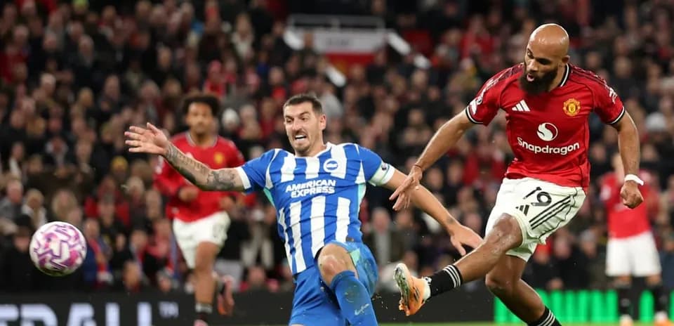 Игроки Brighton и Manchester United в борьбе за мяч