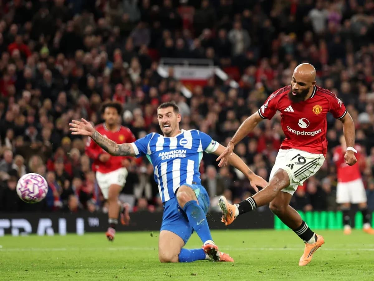 Игроки Brighton и Manchester United в борьбе за мяч