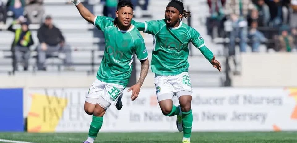 Игроки NY Cosmos празднуют гол на матче