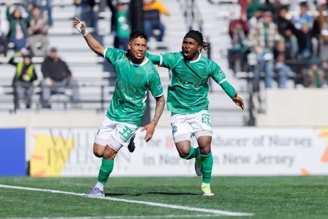 Игроки NY Cosmos празднуют гол на матче