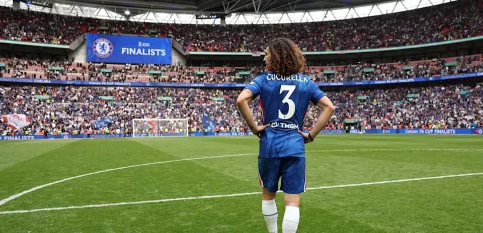 Игрок Chelsea на поле стадиона Wembley с фанатами