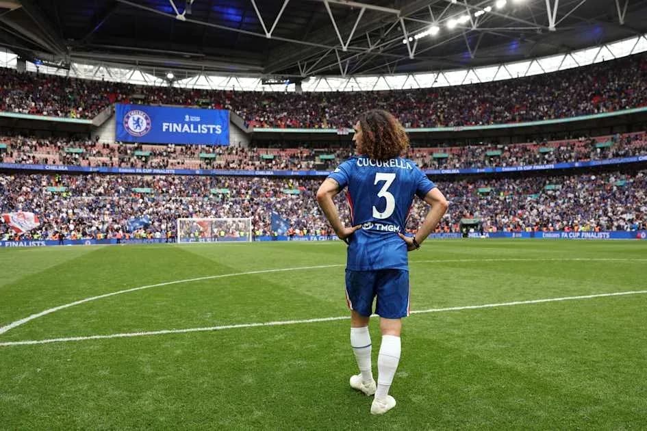 Игрок Chelsea на поле стадиона Wembley с фанатами