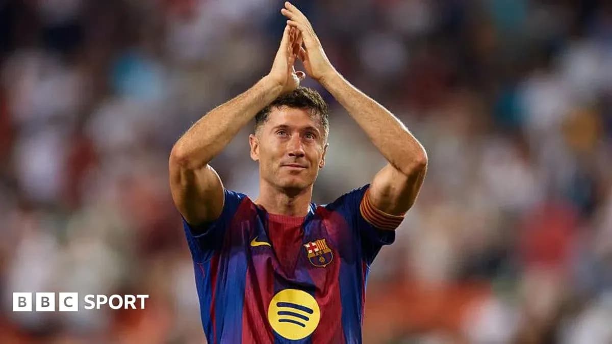 Игрок Барселоны аплодирует болельщикам на стадионе