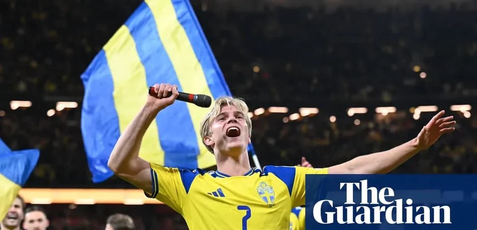 Игрок в желтой форме празднует с флагом Швеции