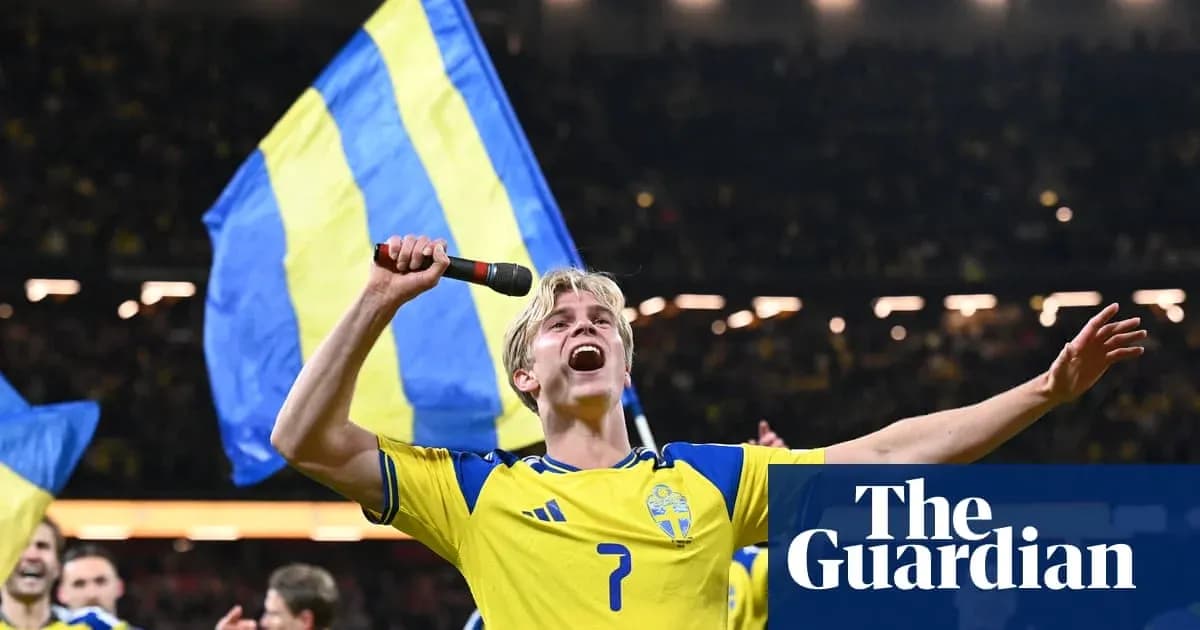 Игрок в желтой форме празднует с флагом Швеции
