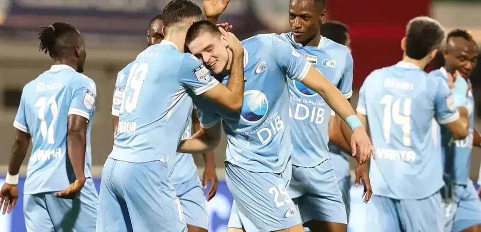 Игроки празднуют гол в матче Аль-Шаржа U23