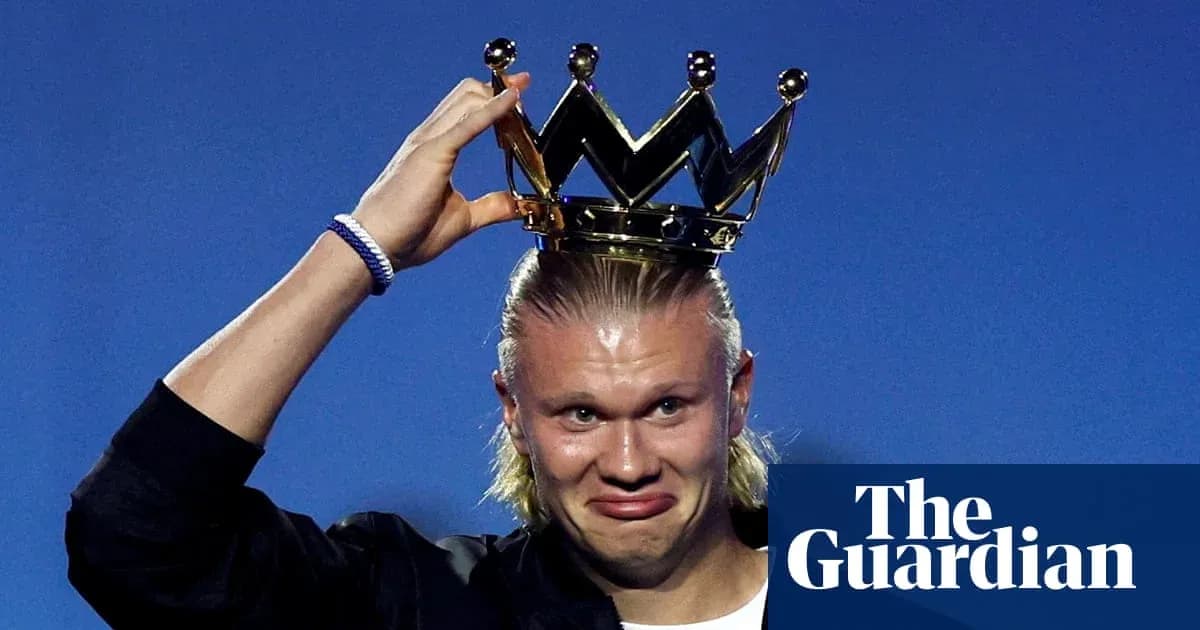 Игрок надевает корону на церемонии награждения