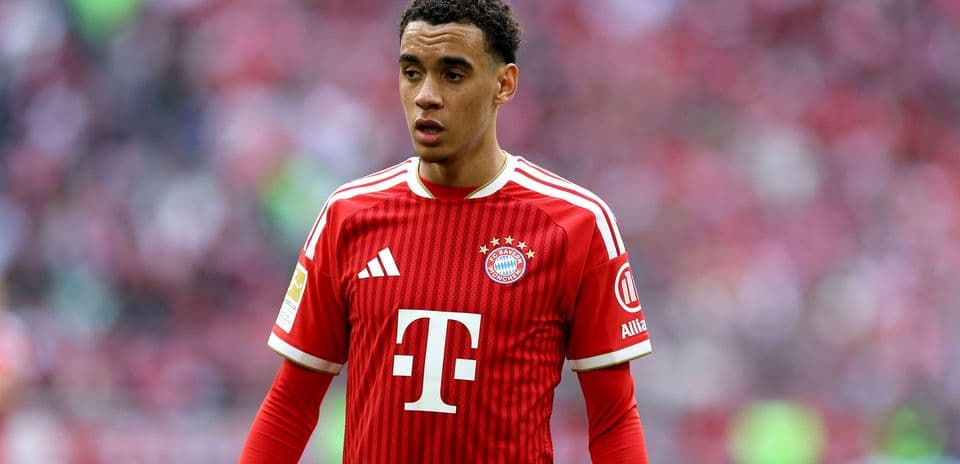 Игрок ФК Bayern Munich в красной форме на поле
