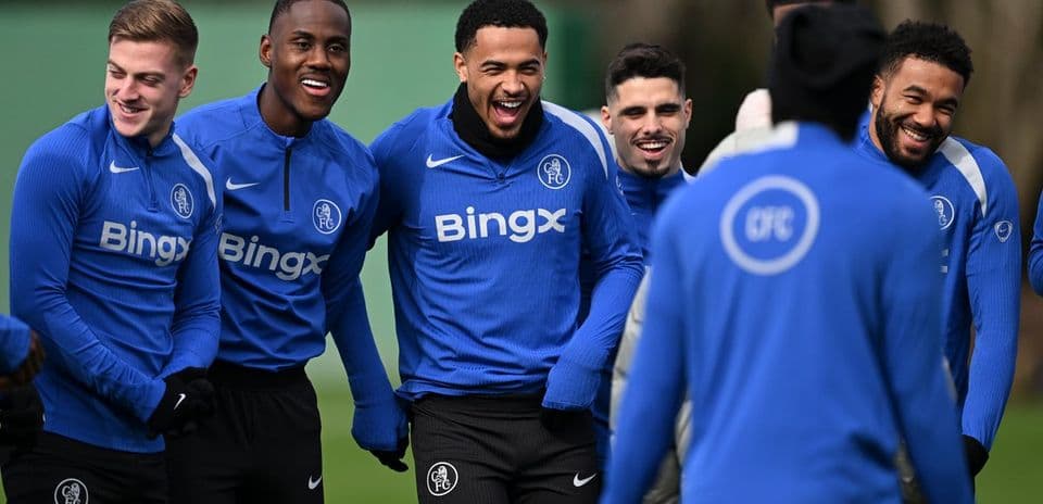 Игроки Chelsea FC смеются на тренировочном поле