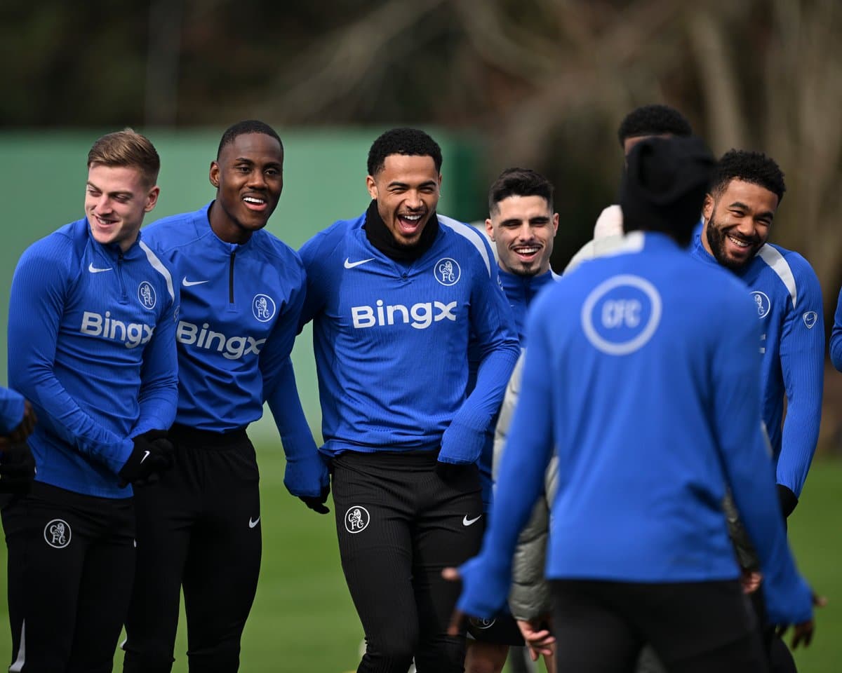 Игроки Chelsea FC смеются на тренировочном поле