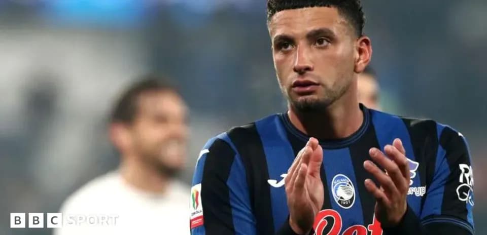 Игрок с командой Atalanta аплодирует после матча