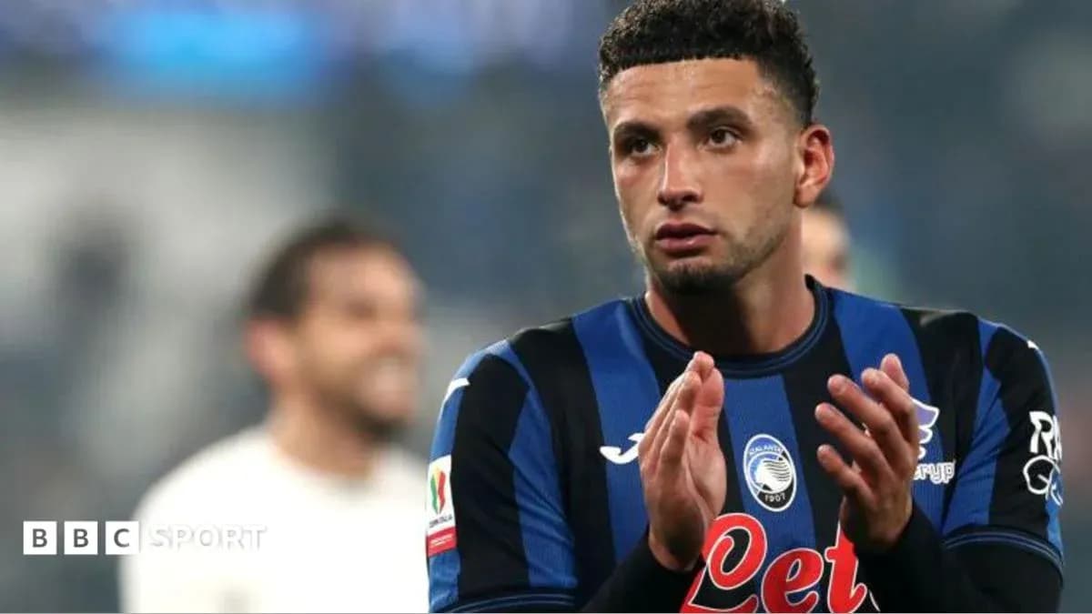 Игрок с командой Atalanta аплодирует после матча