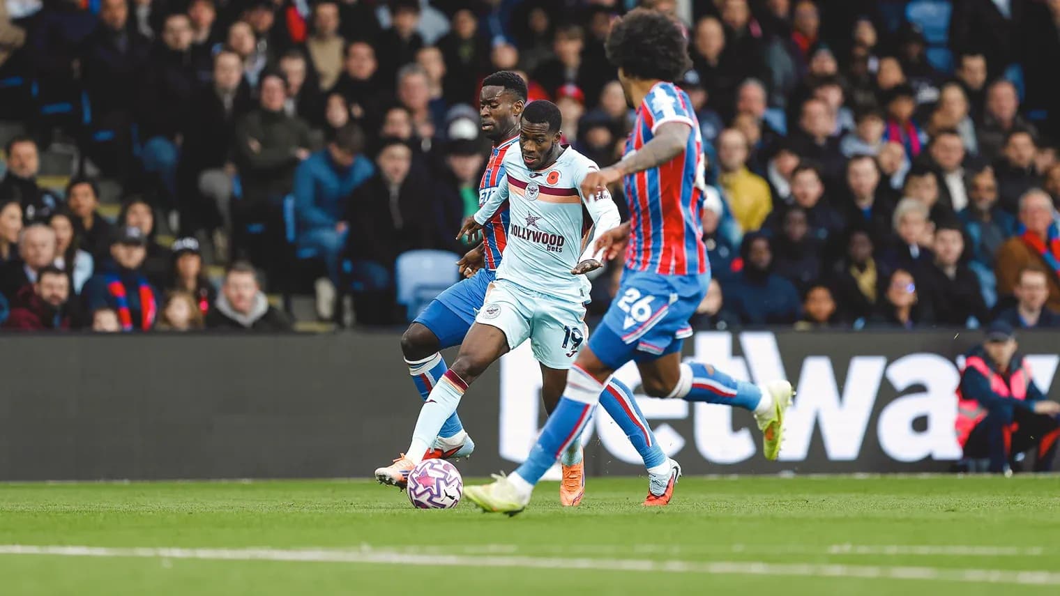 Игроки Brentford и Crystal Palace на поле
