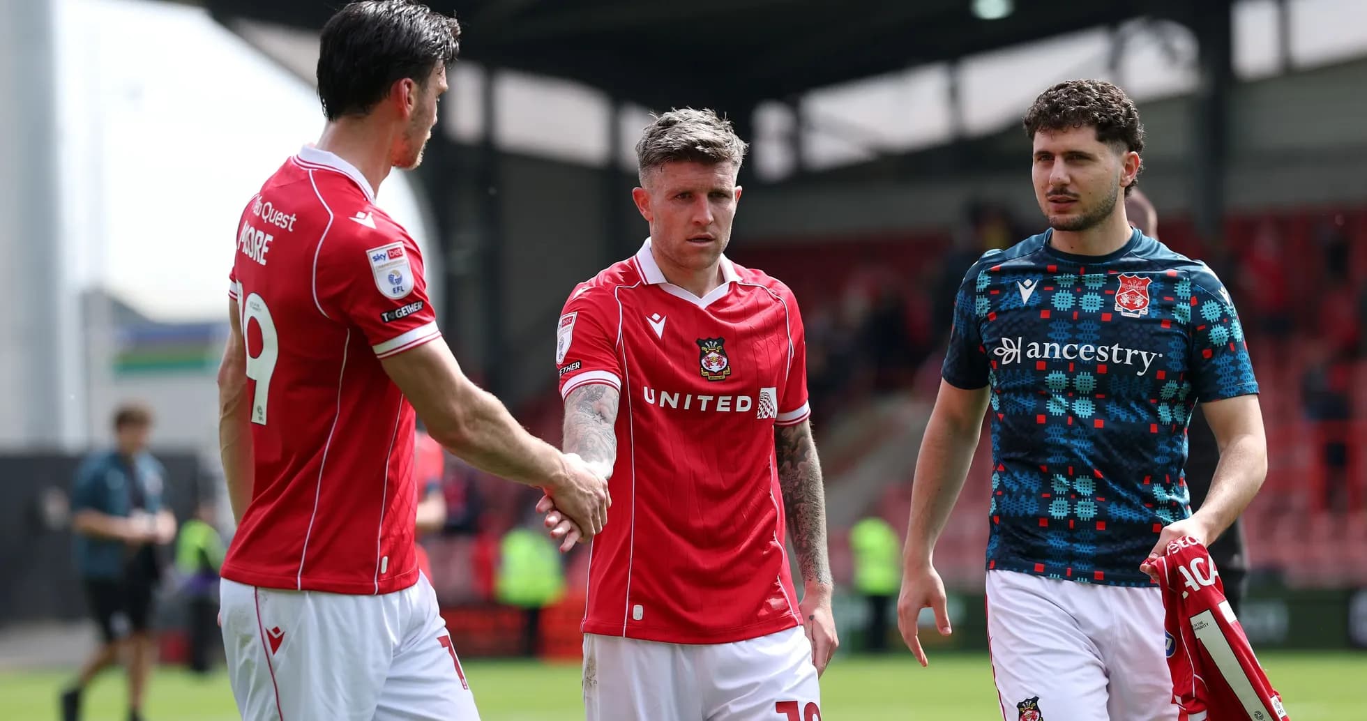 Игроки команды Wrexham после матча на стадионе