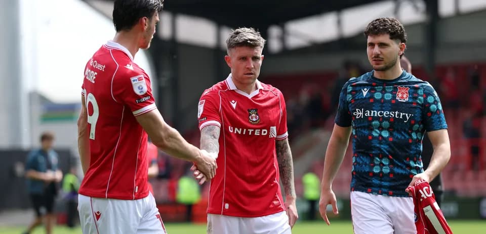 Игроки команды Wrexham после матча на стадионе