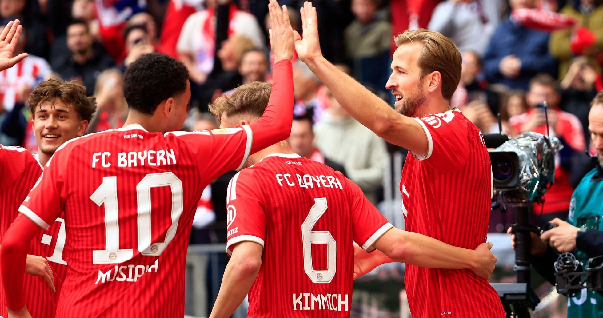 Игроки Bayern Munich празднуют гол на поле