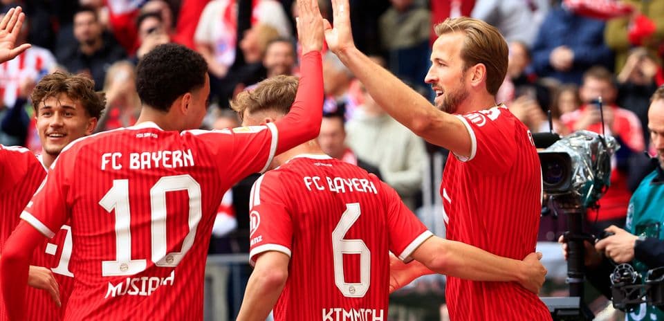 Игроки Bayern Munich празднуют гол на поле