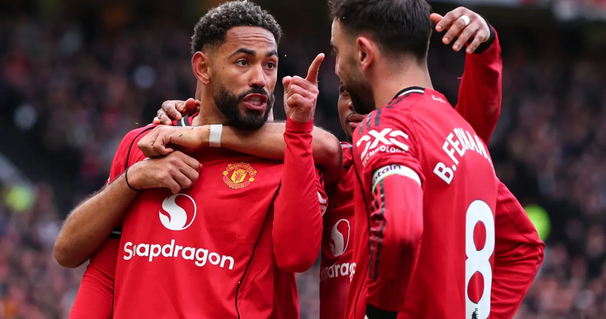 Игроки Manchester United обсуждают на поле после гола