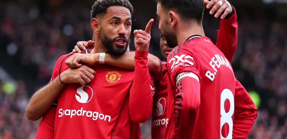Игроки Manchester United обсуждают на поле после гола