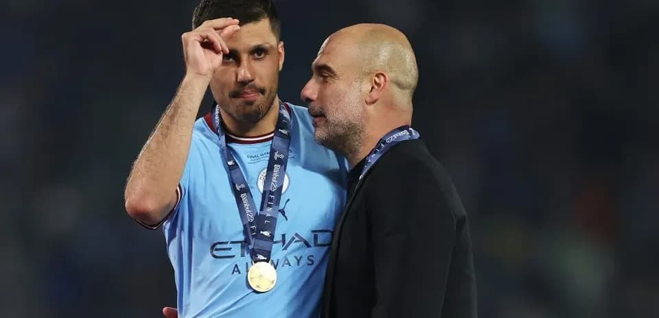 Игрок и тренер Manchester City после финала турнира