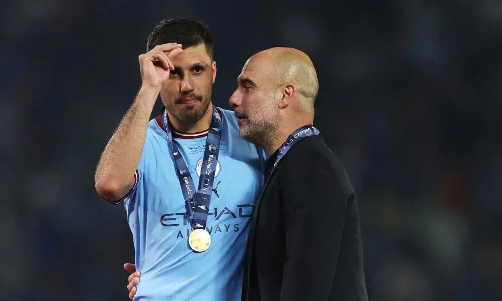Игрок и тренер Manchester City после финала турнира
