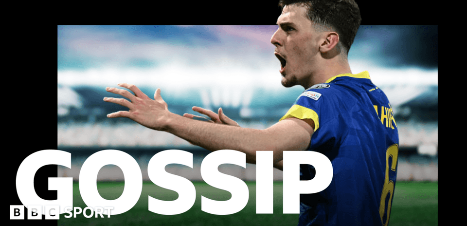 Игрок в синей форме выражает недовольство на поле