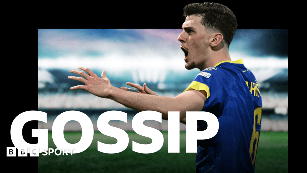 Игрок в синей форме выражает недовольство на поле