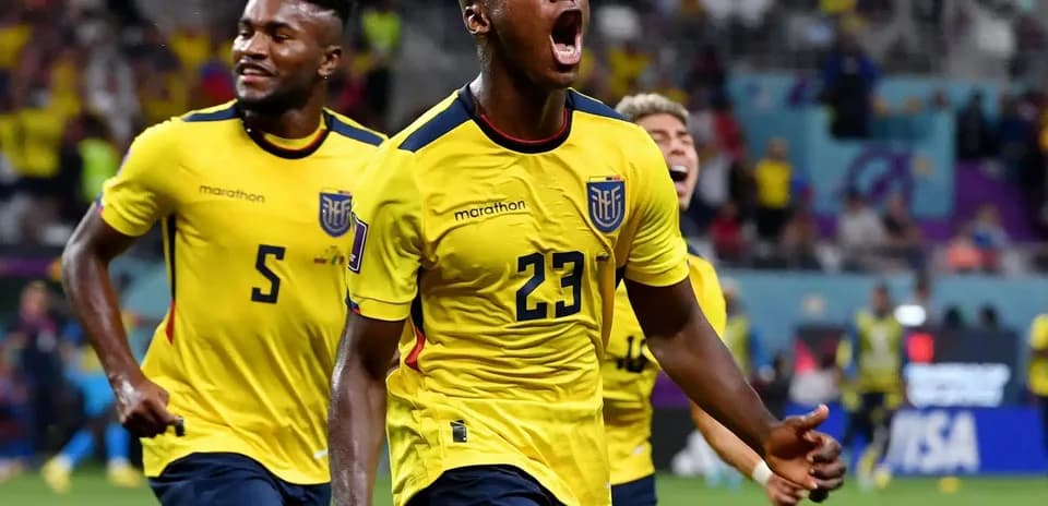 Игроки Эквадора празднуют гол на матче