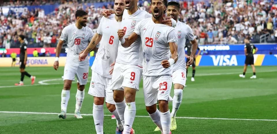 Игроки Ирана празднуют гол на чемпионате мира