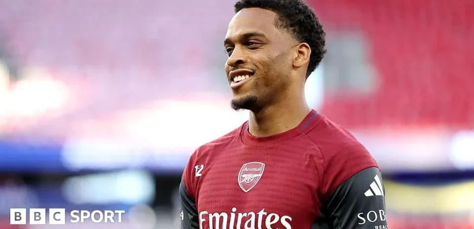 Игрок Arsenal в тренировочной форме на стадионе