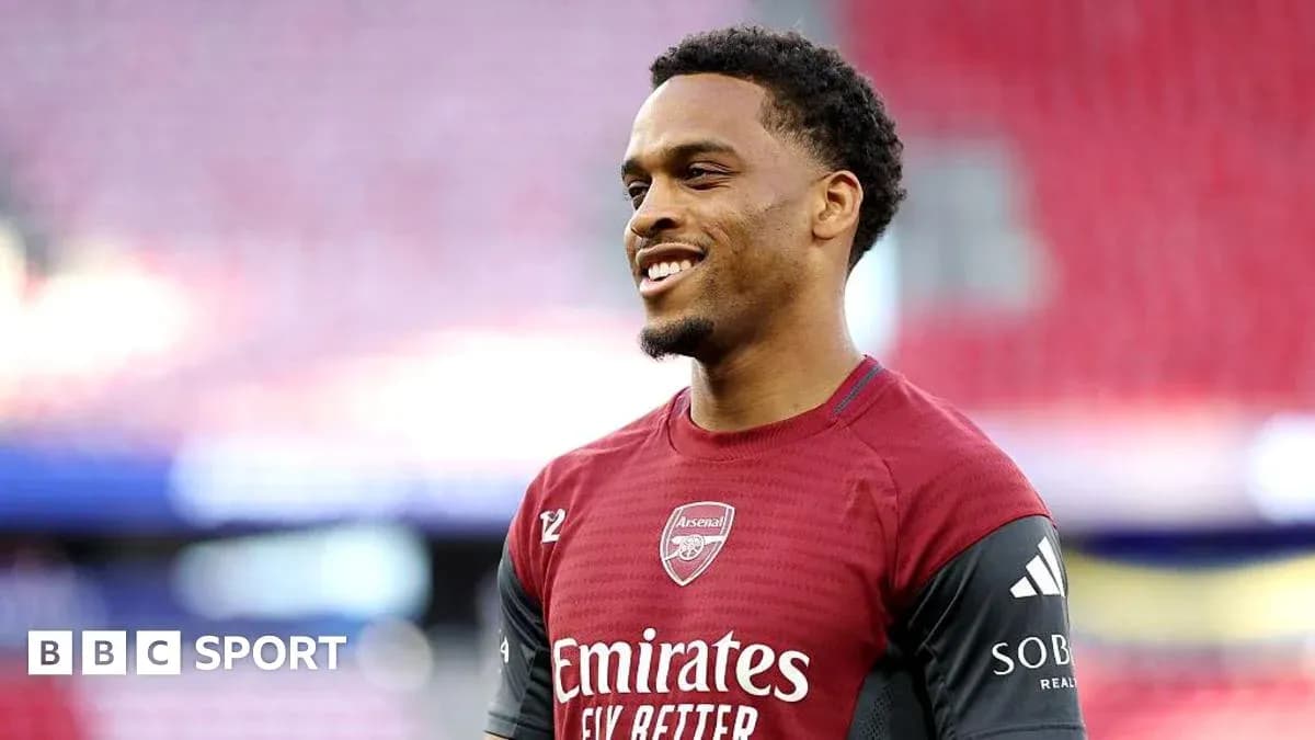 Игрок Arsenal в тренировочной форме на стадионе