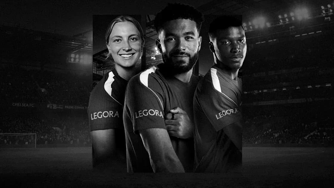 Трое футболистов позируют в форме клуба Chelsea FC