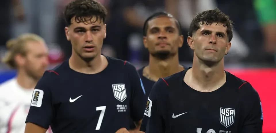 Игроки сборной США после матча на поле