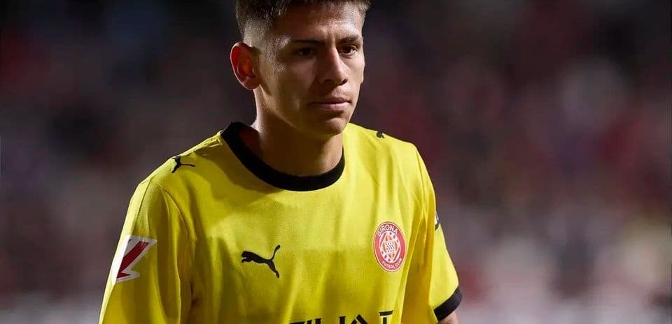 Игрок в желтой форме Girona CF на поле
