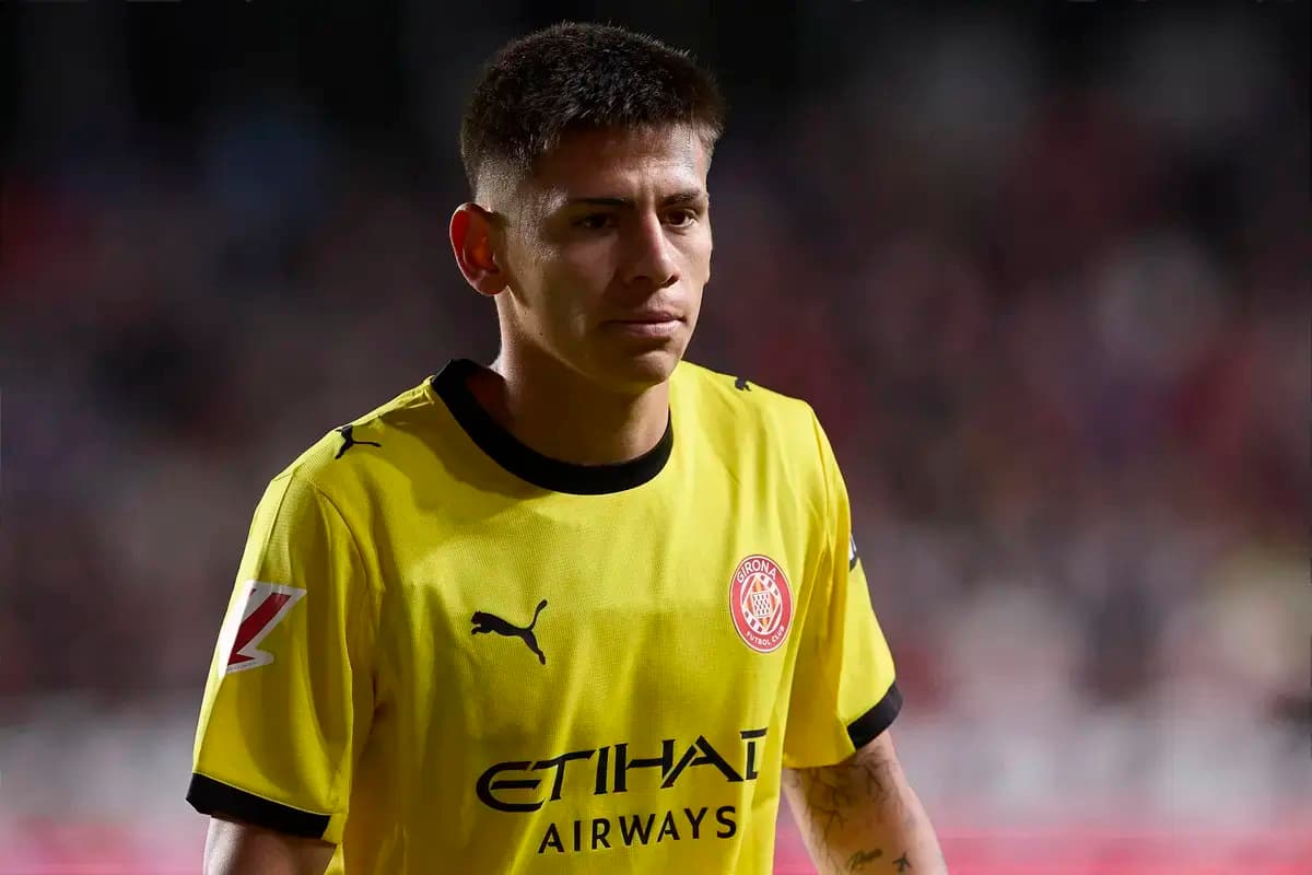 Игрок в желтой форме Girona CF на поле