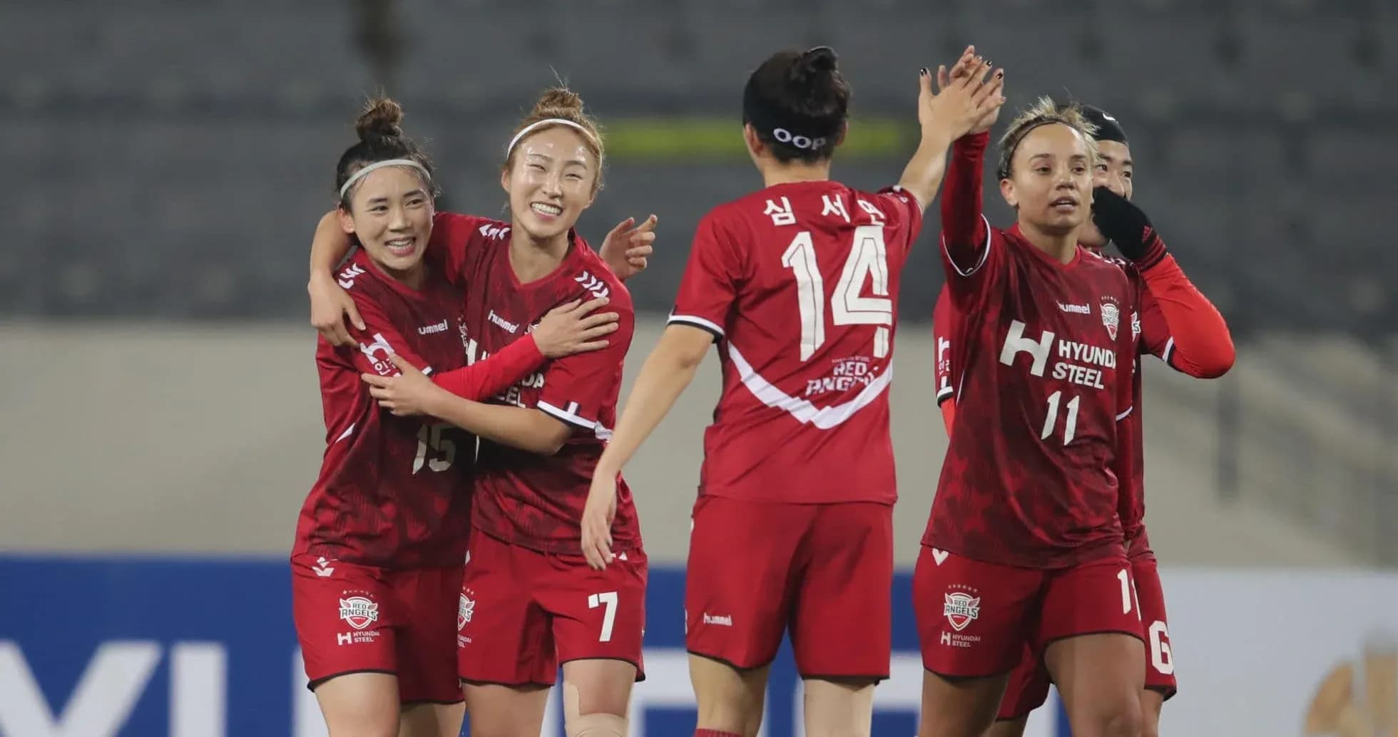 Игроки Suwon FMC празднуют гол