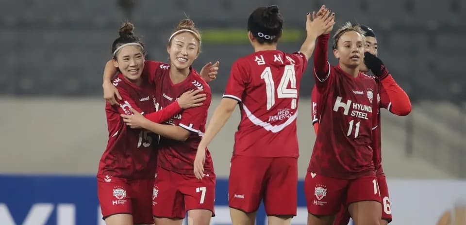 Игроки Suwon FMC празднуют гол