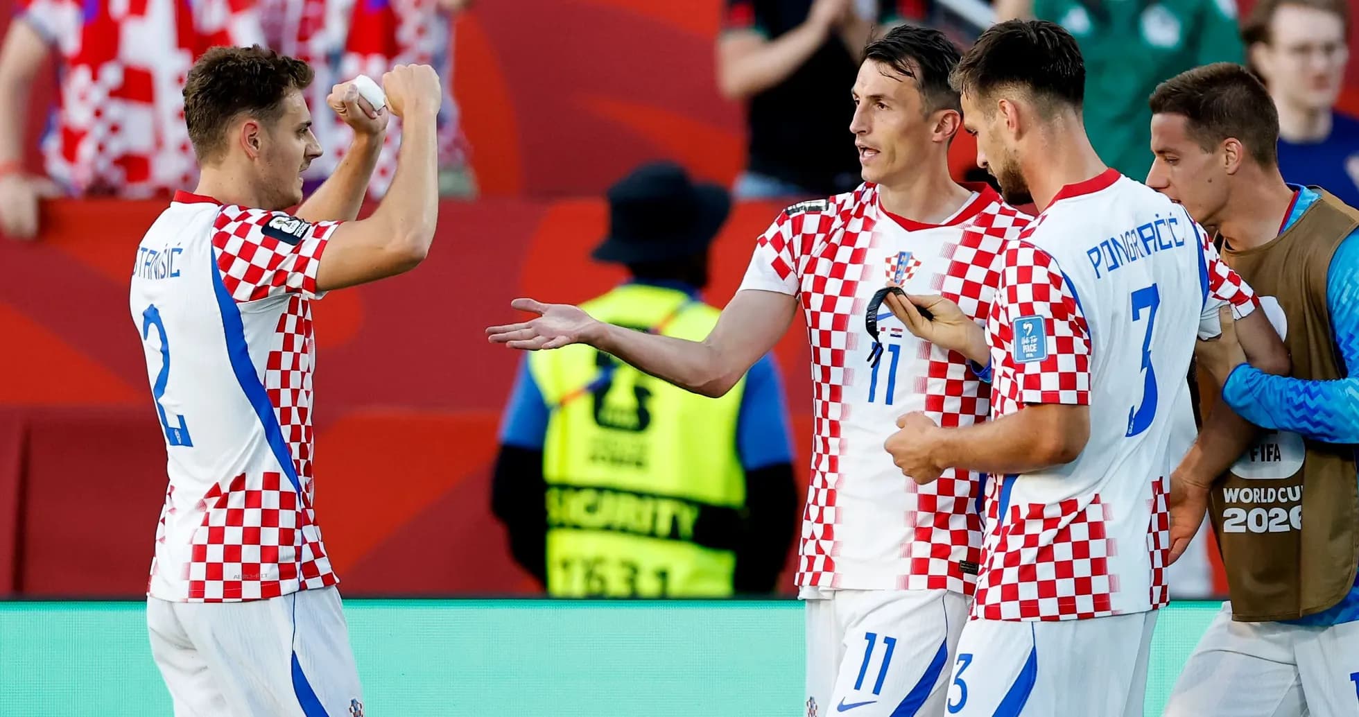 Игроки Хорватии празднуют гол на стадионе