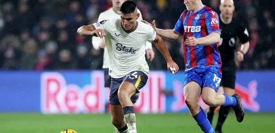 Игроки Crystal Palace и Everton на поле