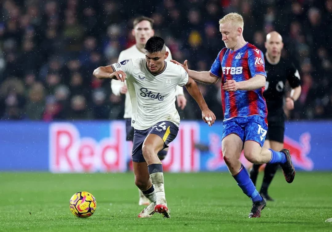 Игроки Crystal Palace и Everton на поле