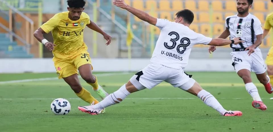 Игроки Al Wasl U23 и Al Jazira U23 в борьбе за мяч
