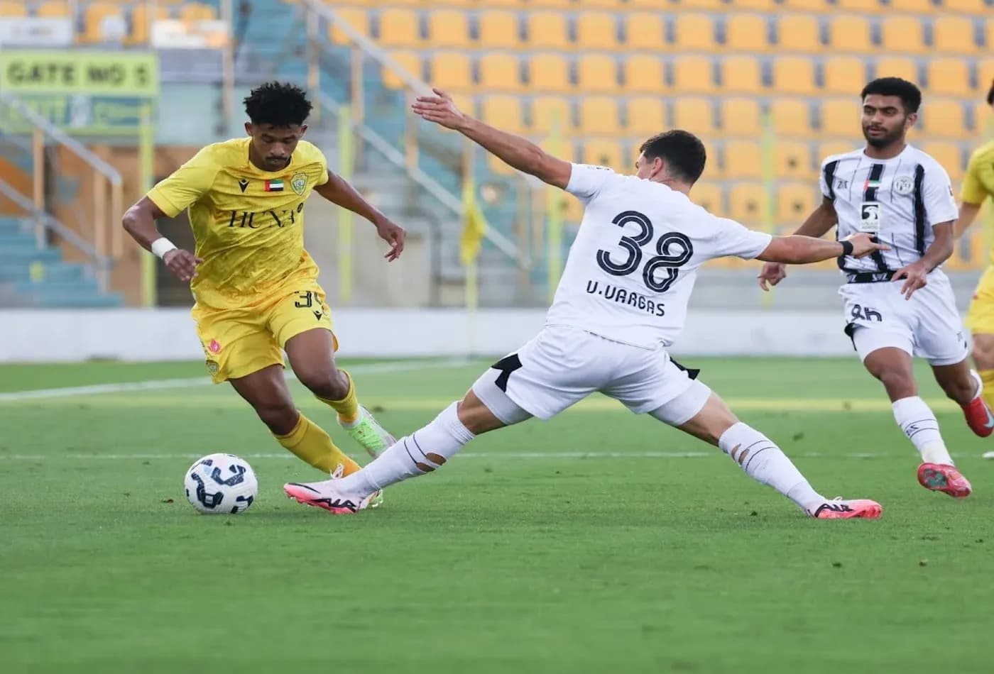 Игроки Al Wasl U23 и Al Jazira U23 в борьбе за мяч