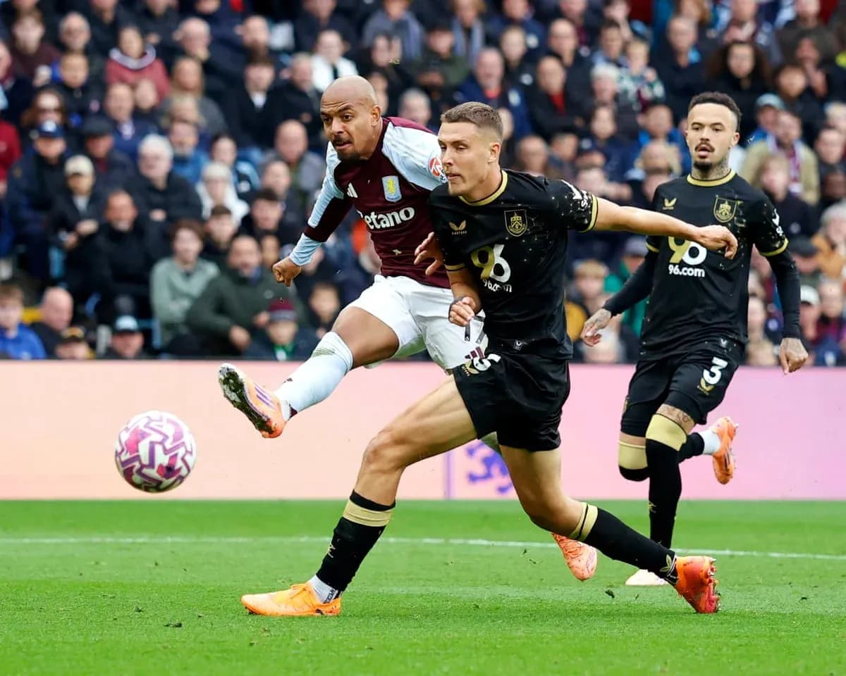 Футболист Aston Villa бьёт по мячу